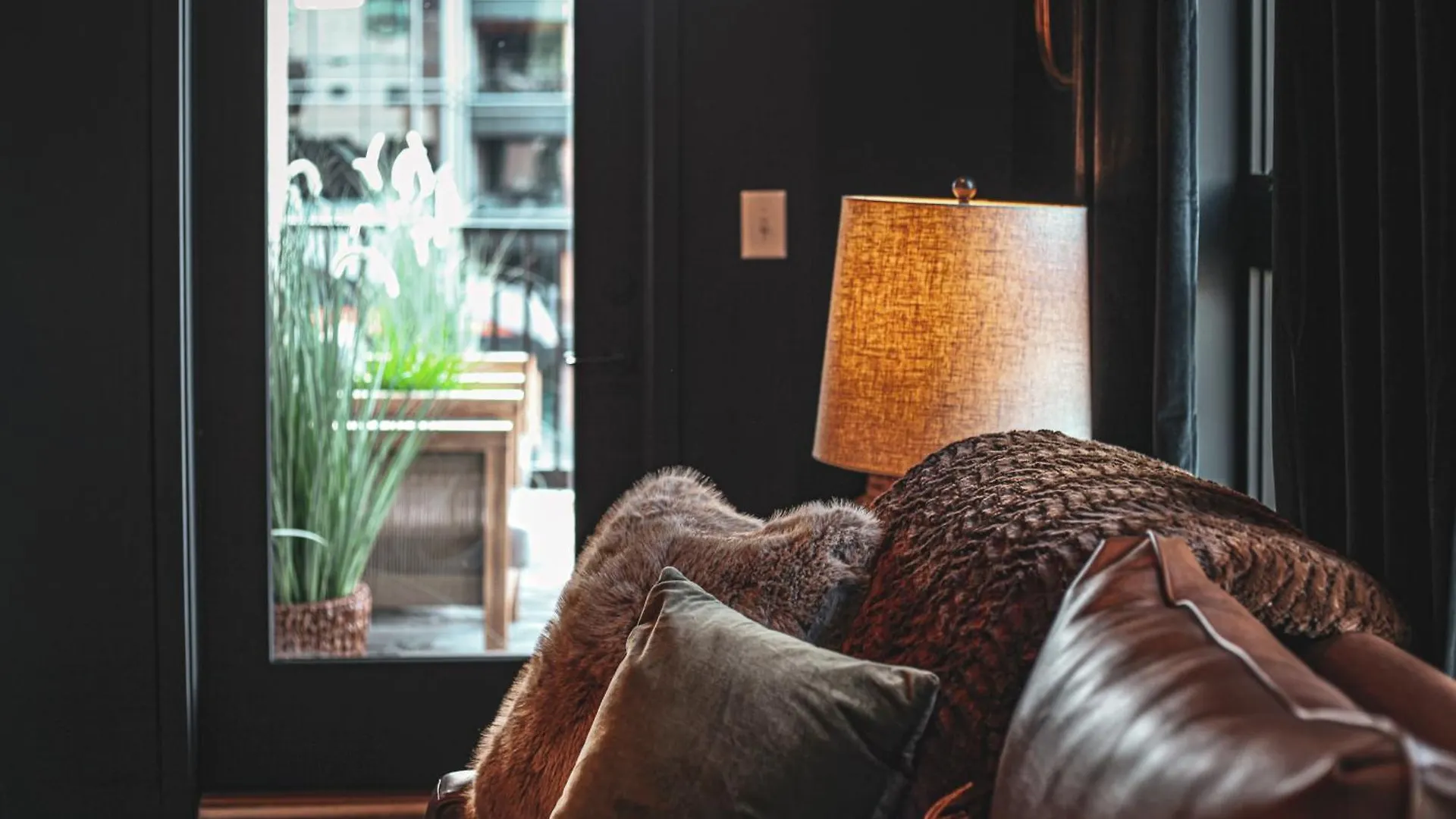 Let Er Buck On Music Row, Mins To Broadway With Pool, Gym, Balcony Villa Nashville
